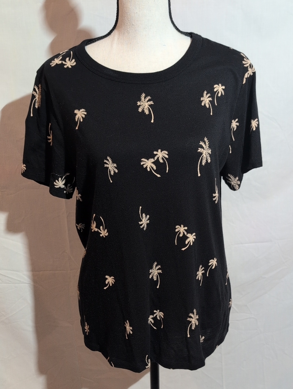 Old Navy Black Short-Sleeve Palm Embroidered Tee